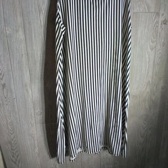 Jamie & Layla plus dress - Picture 7 of 7